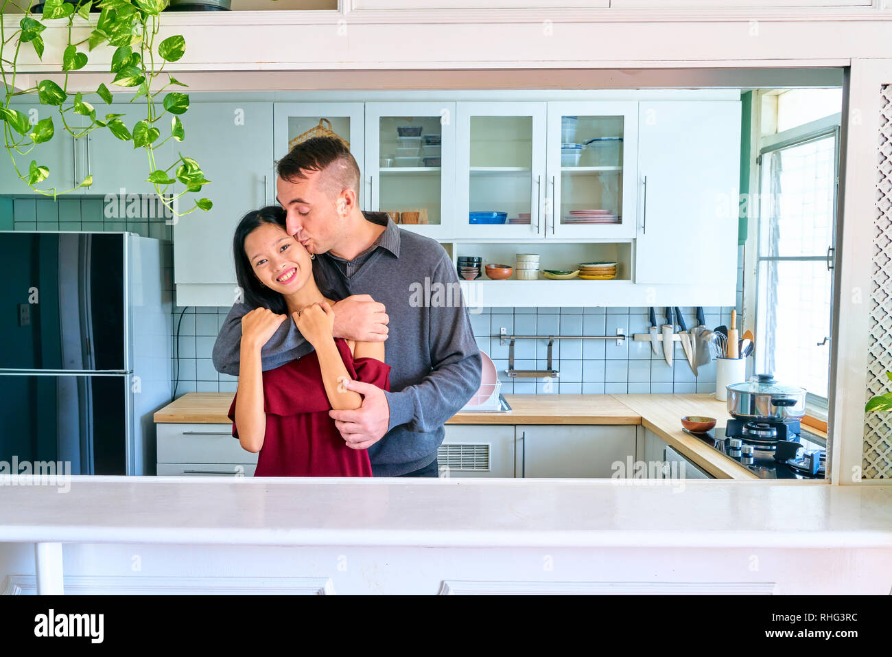 Paar schöne Posing-Wange küssen und umarmen Stockfoto