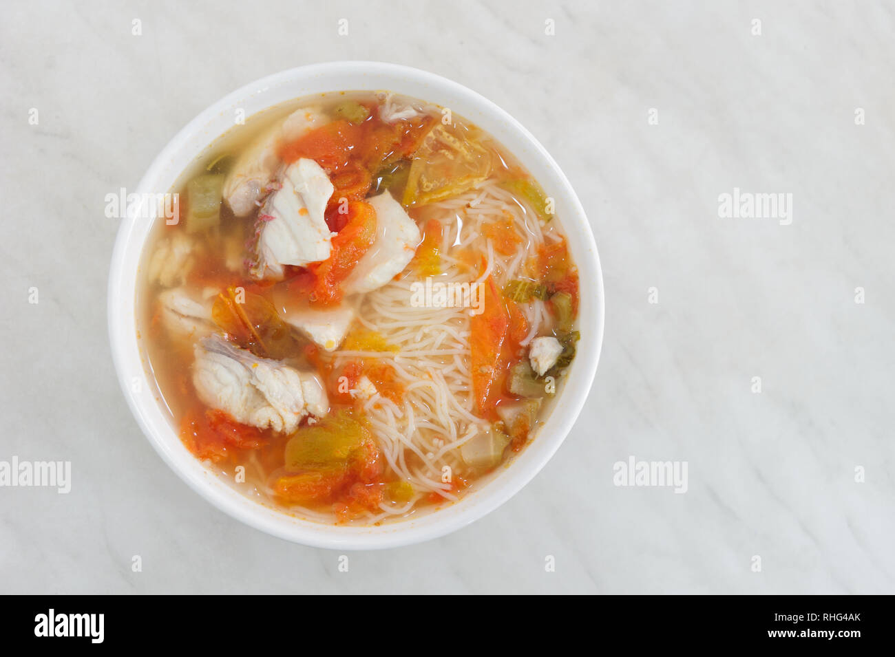 Malaysische köstliche Straßen essen eine würzige Frische Fische und Meeresfrüchte Suppe auf Soße heiß tomyam mit Reis, Nudeln oder Reis Nudeln. Stockfoto