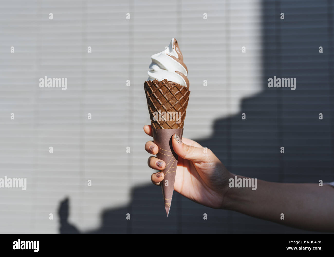 Frau hand Eis Waffel Kegel im Sommer Stockfoto