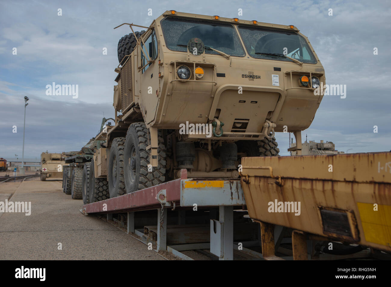 Us-Marines mit Combat Logistik Bataillon-6 (CLB-6), Marine Air-Ground Task Force-6 (MAGTF-6) verhalten Bahnbetrieb während der integrierte Ausbildung Übung (ITX) 2-19 an Bord Marine Corps Logistikstandort Barstow, Calif., 31.01.2019. ITX schafft eine Anspruchsvolle, realistische Umgebung, produziert combat ready"-Kräfte, die als integrierte Magtf. (U.S. Marine Corps Foto von Lance Cpl. Nathaniel f. Hamilton) Stockfoto