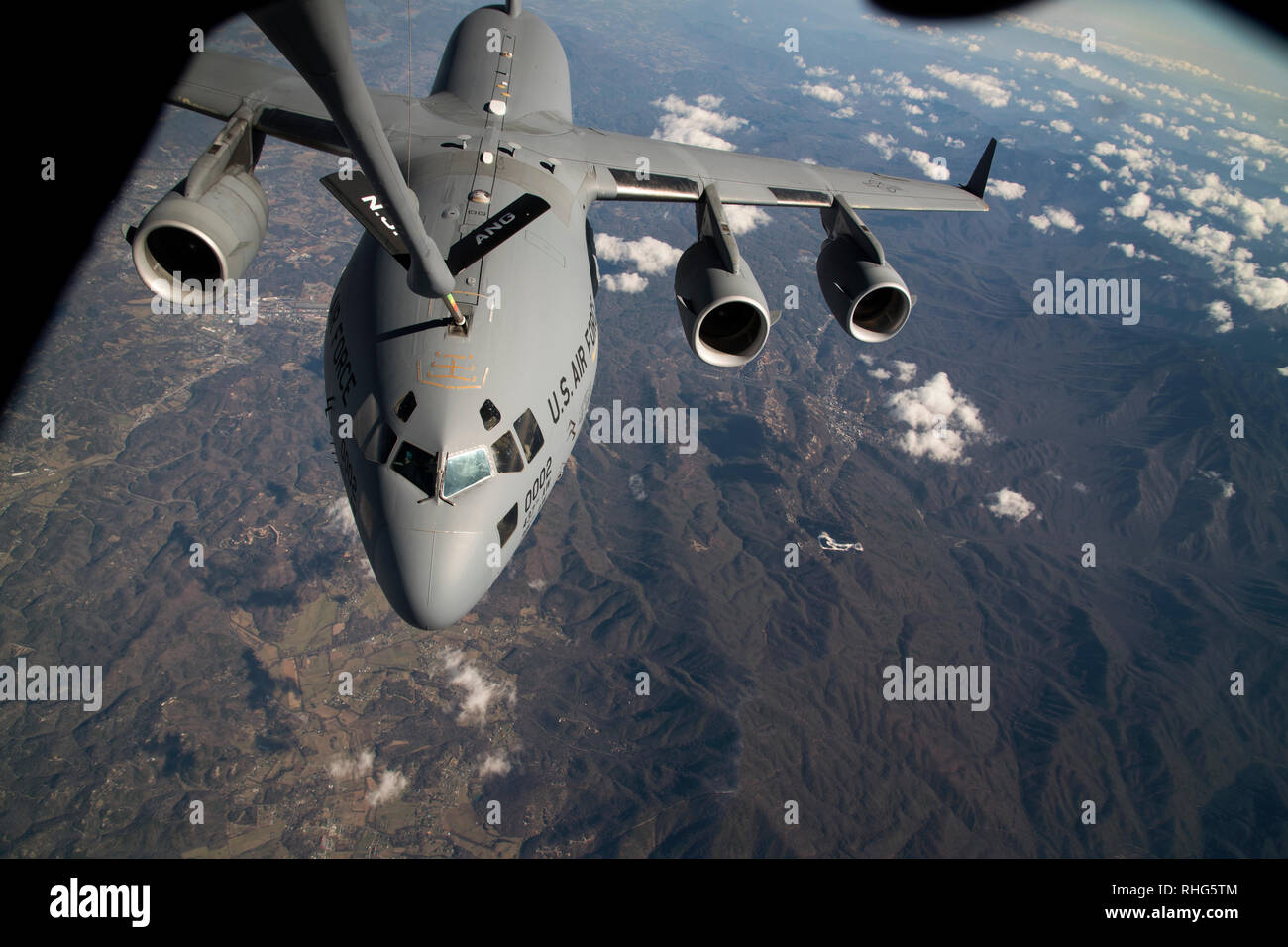 Eine C-17 Globemaster III von der gemeinsamen Basis Charleston, S.C., wird von einer KC-135 Stratotanker R von Joint Base Mc Guire-Dix - Lakehurst, New Jersey betankt, über den kontinentalen USA, Jan. 28, 2019. Die KC-135 Stratotanker R wird durch die 141 Luftbetankung Geschwader von der 108 Wing, New Jersey Air National Guard geflogen. (U.S. Air National Guard Foto von Älterer Julia Santiago) Stockfoto