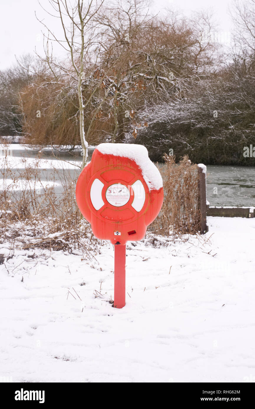 Rettungsring am Rand eines öffentlichen Sees. Stockfoto