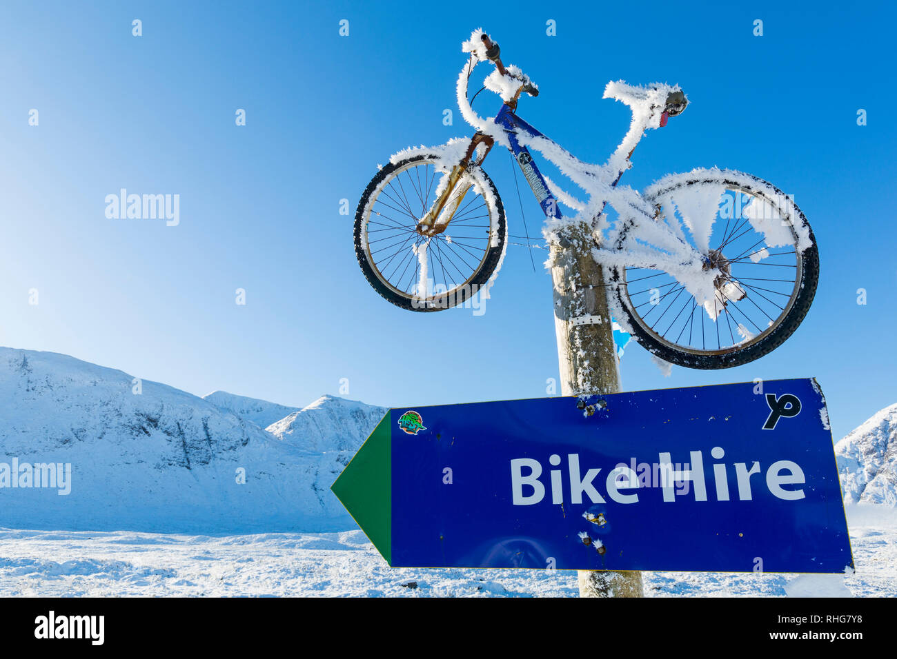 Reif auf dem Fahrrad über Fahrradverleih Zeichen für Fahrradverleih in  Glencoe Mountain Resort in Glencoe, Highlands, Schottland im Winter  Stockfotografie - Alamy