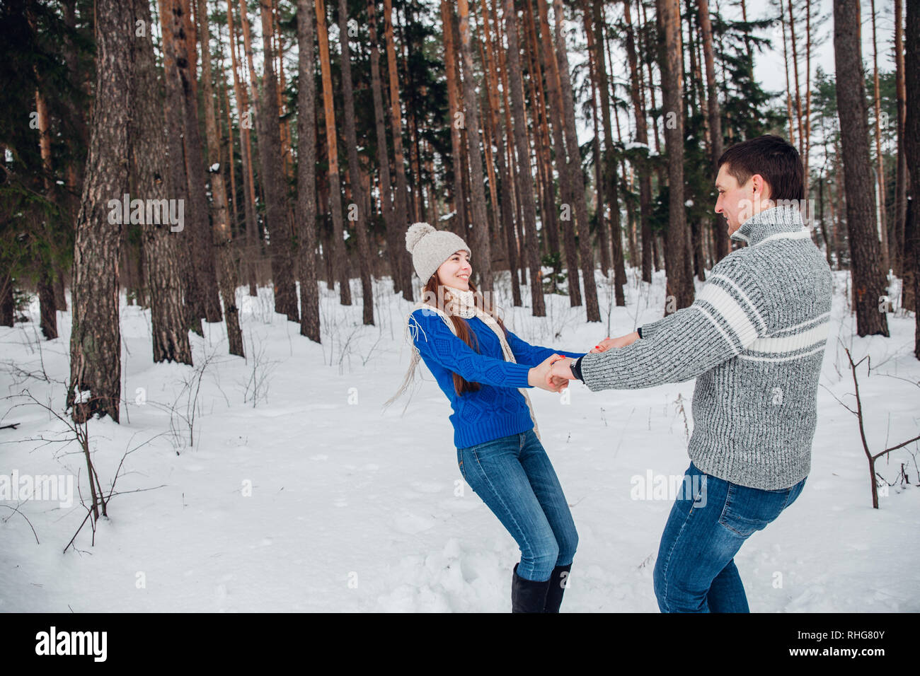Junge glückliches Paar, das Spaß im Winter Park - Stockfoto