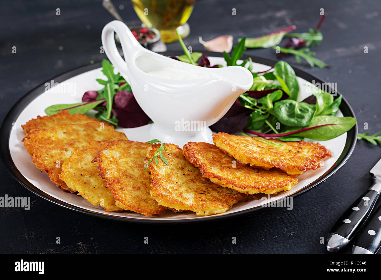 Reibekuchen/draniki/Pfannkuchen serviert mit saurer Sahne. Europäische Küche. Koscher essen. Veganes essen. Stockfoto