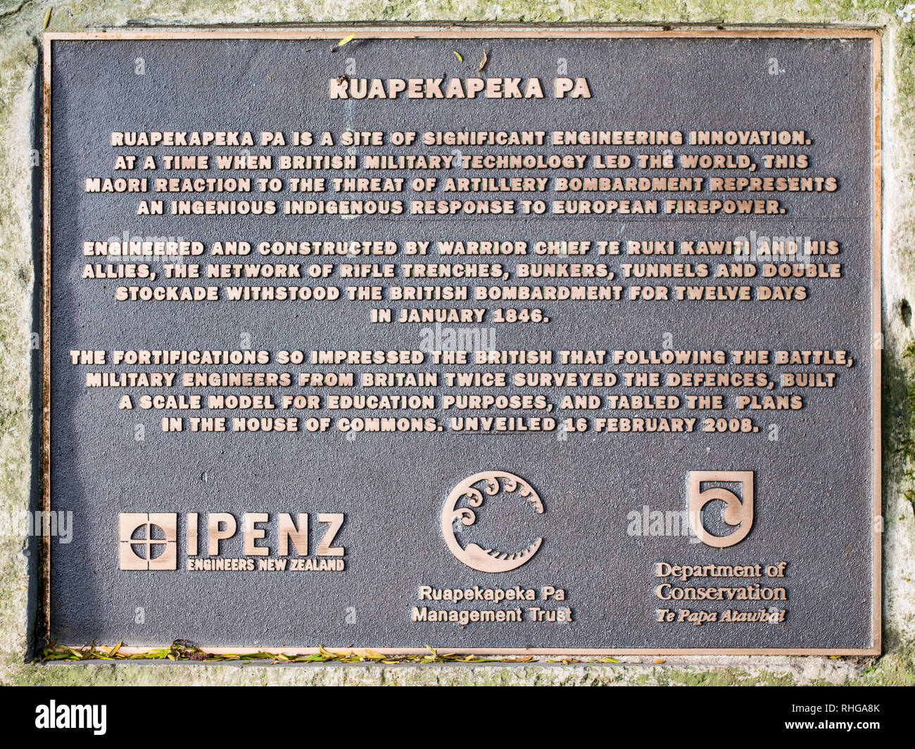 Bronzetafel mit Details der historischen Bedeutung, Ruapekpeka, Northland, Neuseeland Stockfoto