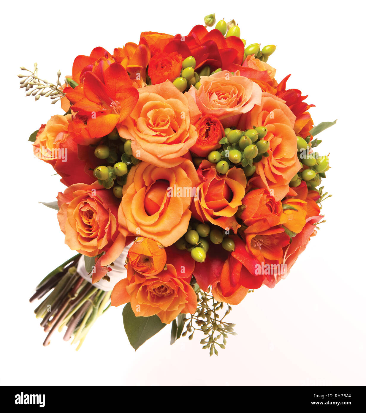 Brautstrauß mit Orange- und Pfirsichrosen und Blumen auf weißem Hintergrund Stockfotografie