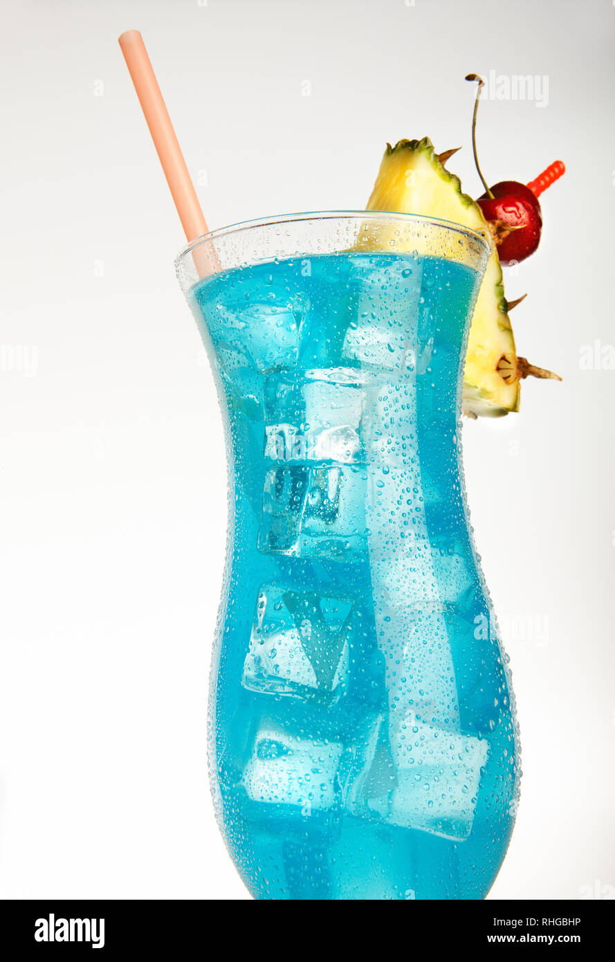 Blauer Hurrikan-Kokosschwanz mit Ananas- und Kirschgarnierung Stockfoto