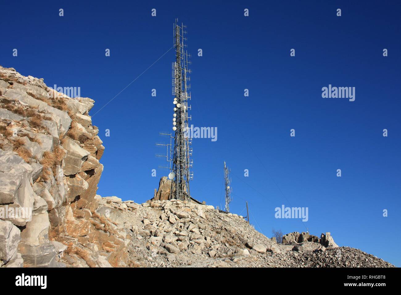 Rocky Mountain der Apuanischen Alpen in der Toskana, auf denen sie hohe Telekommunikation Antennen installiert haben Stockfoto