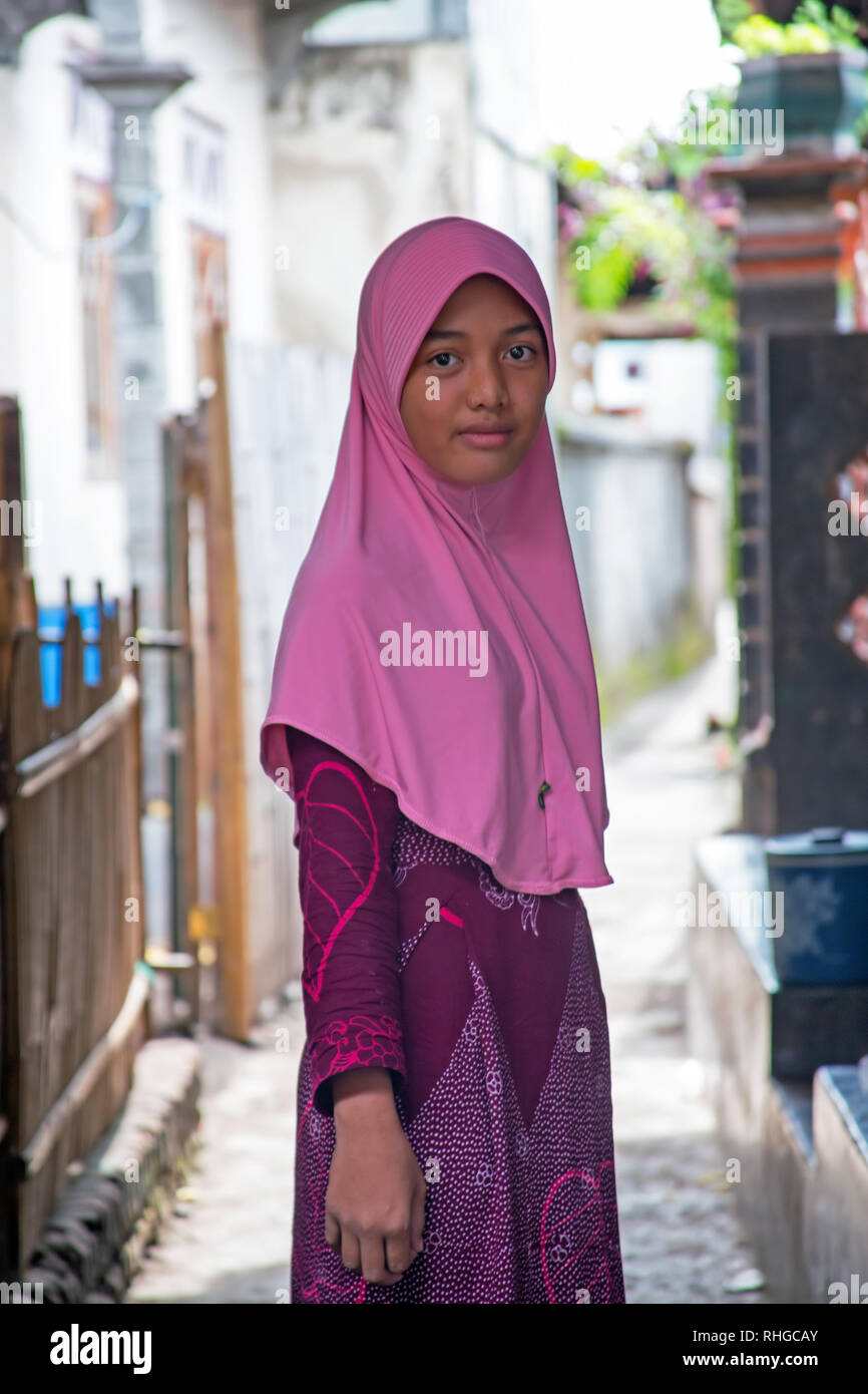 LOMBOK, Indonesien - 30. Dezember 2016: Schöne muslimischen Mädchen in den Straßen in Lombok, Indonesien am 30. Dezember 2016 Stockfoto