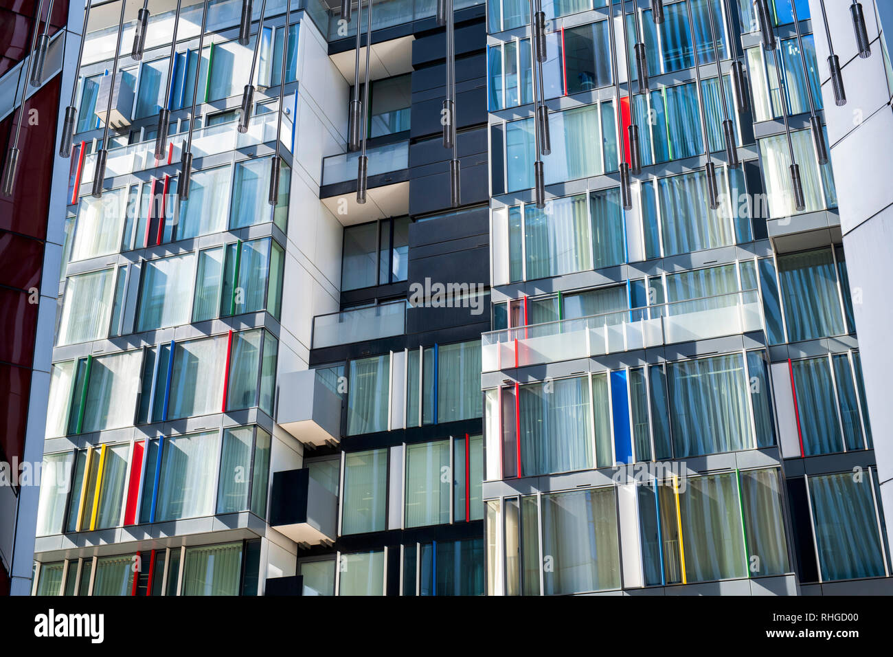 Buntes Glas Gebäude Architektur in Sir Simon Milton Square. Victoria, London, England Stockfoto