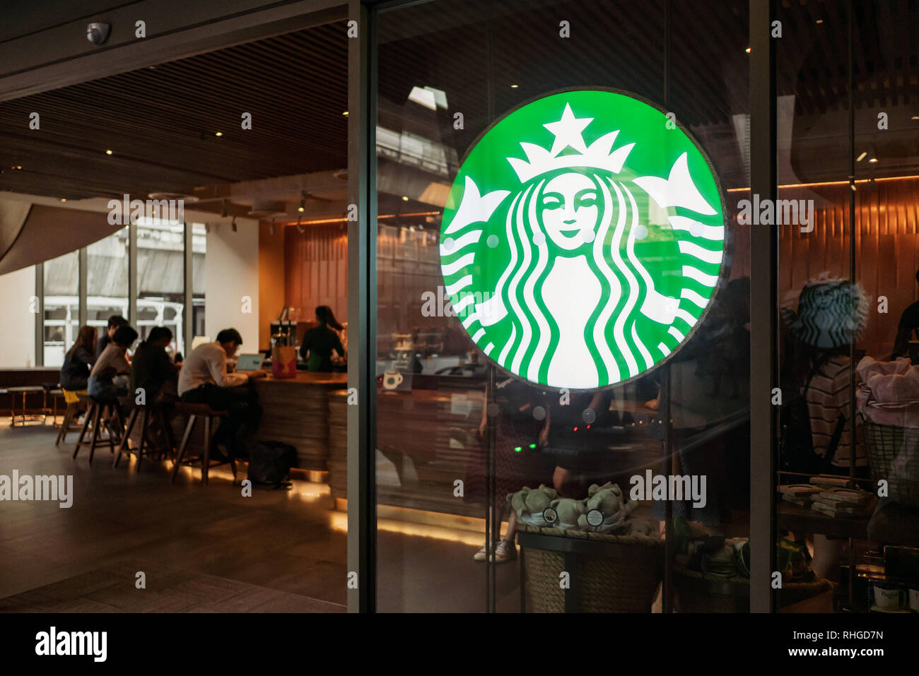 Bangkok, Thailand - 31. Januar 2019: Starbucks Kaffee Logo vor dem Laden. Stockfoto