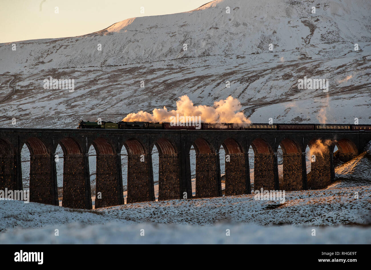 Der Winter Cumbrian Mountain Express 61306 und 35018 kreuzt die Ribblehead Viadukt in Yorkshire als neueste winterliches Wetter kommt nach einem Dump von bis zu 14 cm Schnee am Freitag verursacht Chaos in der South West, zwingt Autofahrer ihre Autos verlassen und Zuflucht zu suchen, da der Verkehr still. Stockfoto