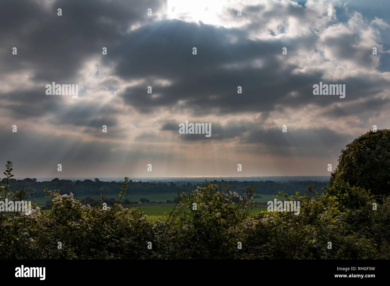 Landschaft in West Sussex, UK mit dem Sun Streaming durch die Wolken Stockfoto
