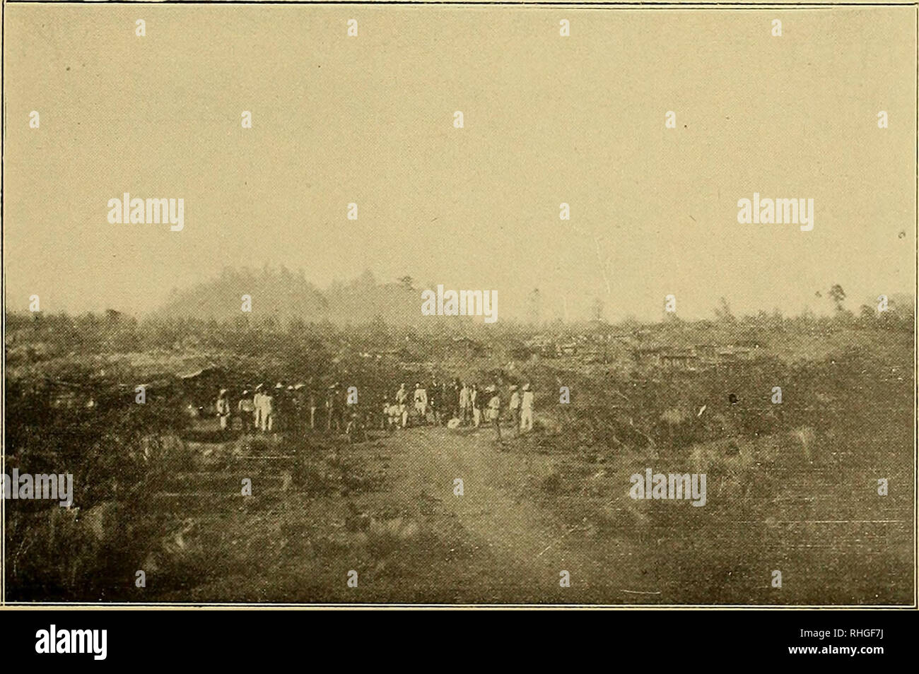 . Boletín. Fotografía Número 1.-El Pico de Orizaba, Visto desde San Andrés Chalchicomula, Pue.. Fotografía Número 2.-El Valle de Acocomotla Totolintla, escalón en la vertiente Oriental del alineamiento orográfico" Cofre de Perote-Pico de Orizaba.". Bitte beachten Sie, dass diese Bilder sind von der gescannten Seite Bilder, die digital für die Lesbarkeit verbessert haben mögen - Färbung und Aussehen dieser Abbildungen können nicht perfekt dem Original ähneln. extrahiert. Instituto Geológico de México, Universidad Nacional de México. Instituto de Geología. México: Instituto Stockfoto