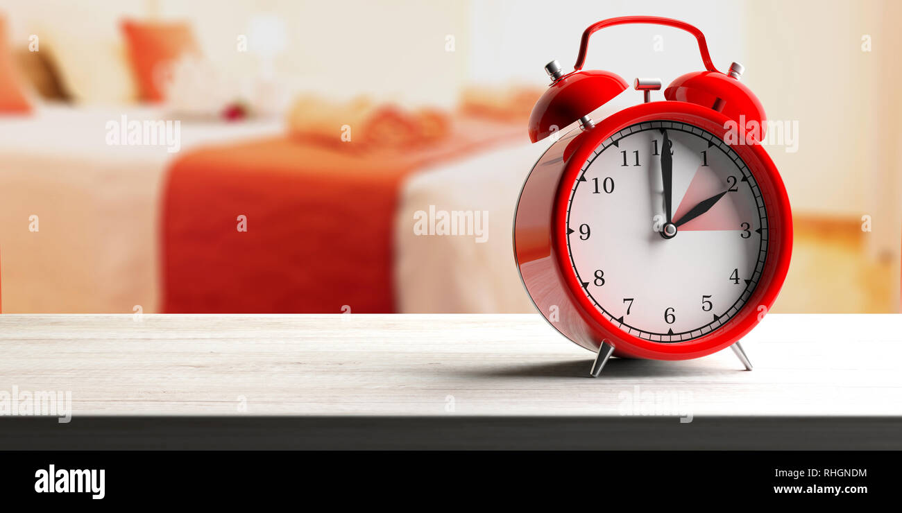 Europäische Sommerzeit Ende rot Wecker auf hölzernen Schreibtisch, blur Schlafzimmer Hintergrund, Banner, kopieren. 3D-Darstellung Stockfoto