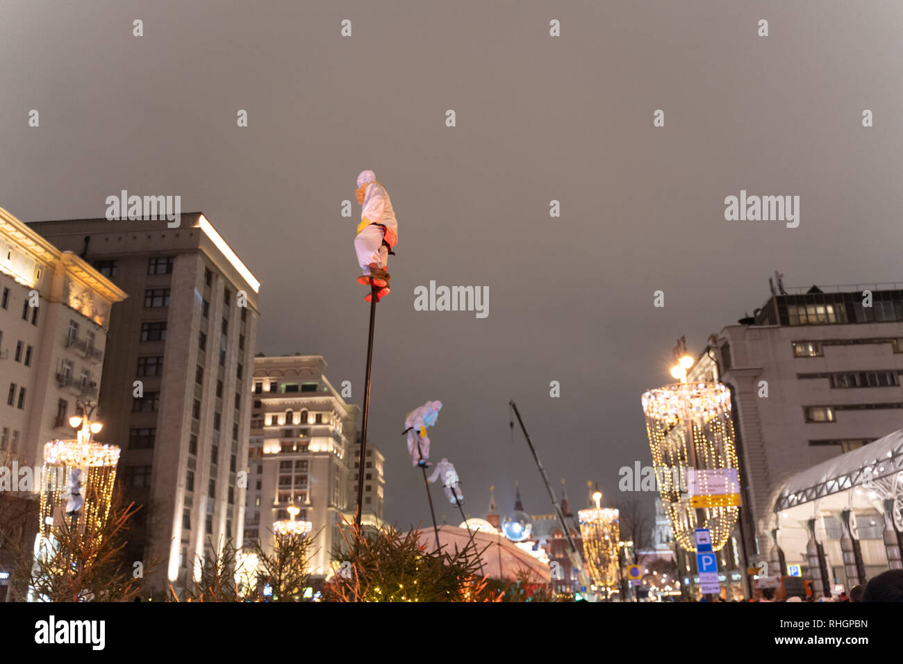 Moskau, Russland - Januar 2019: Zirkus Schauspieler live auf den Straßen von Moskau im Winter Saison Stockfoto