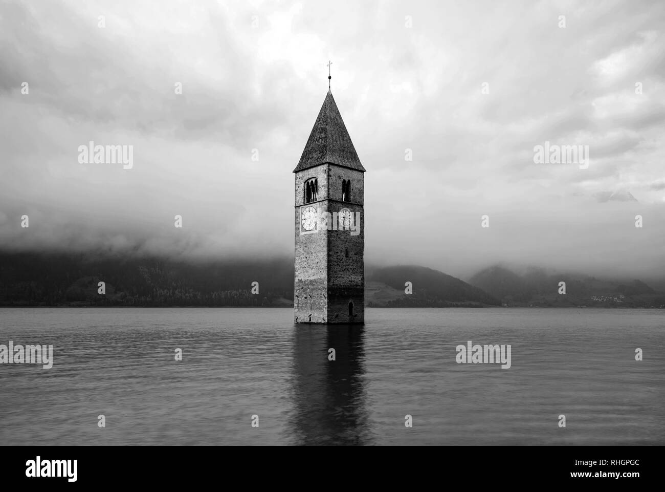 Die Spitze der alten Kirchturm von Graun im Vinschgau - Italien - ergibt sich aus dem Wasser Stockfoto