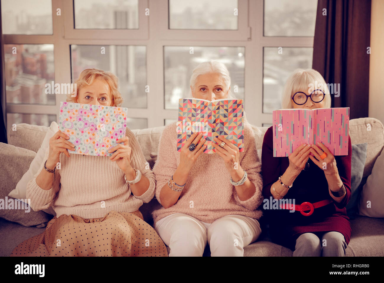 Angenehme smart alter Frauen zu Ihnen schauen Stockfoto