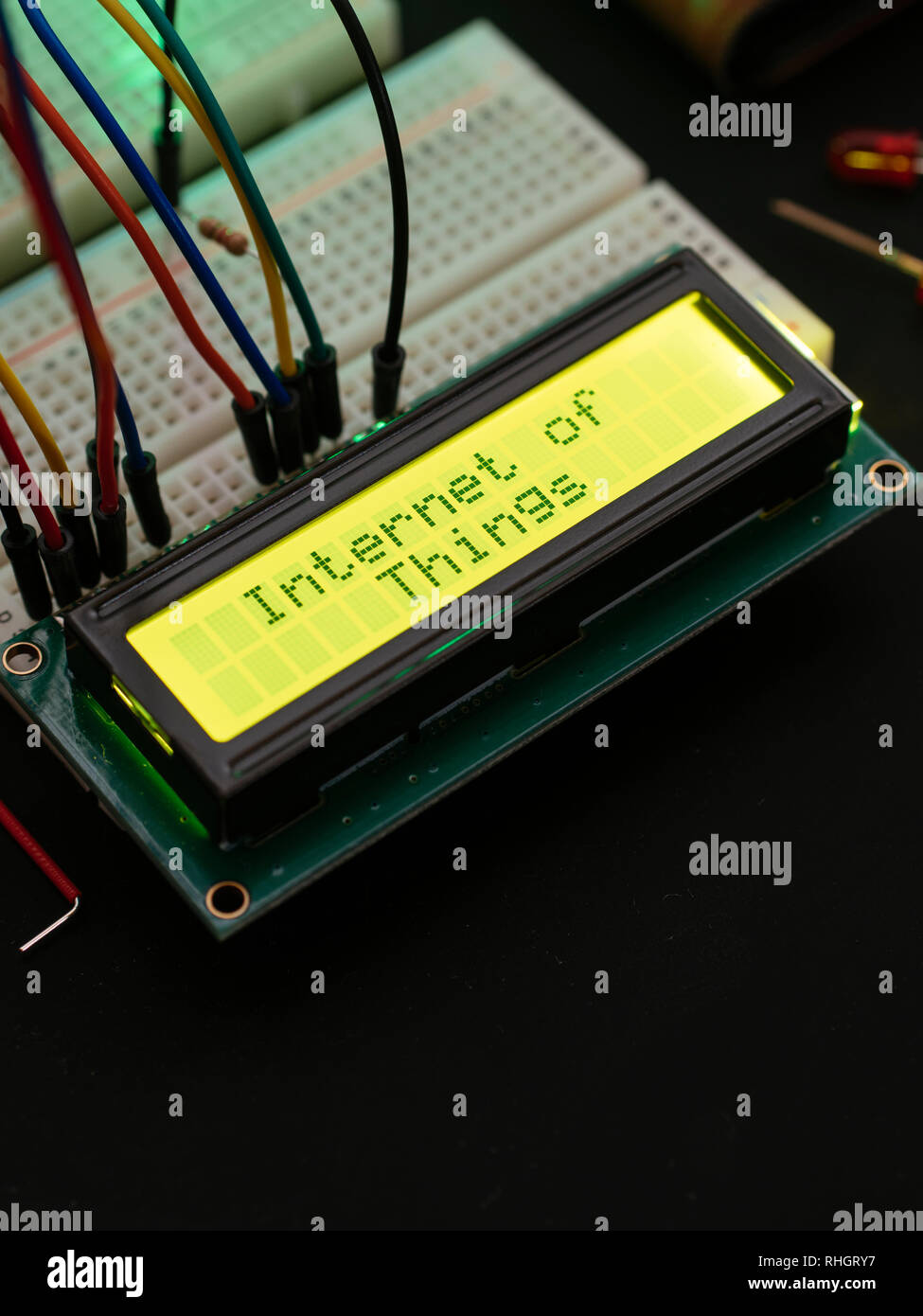 LCD-Anzeige auf einem Mikrocontroller, der den Text "Internet der Dinge" verbunden. Stockfoto
