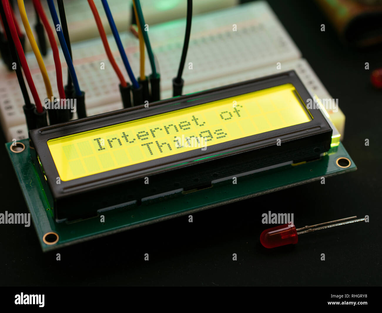 LCD-Anzeige auf einem Mikrocontroller, der den Text "Internet der Dinge" verbunden. Stockfoto