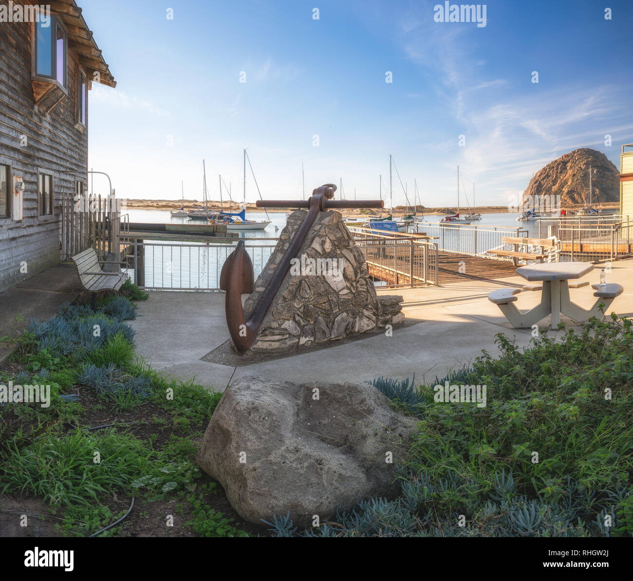 Morro Rock am Morro Bay State Park, Kalifornien. . Der Park hat zahlreiche Möglichkeiten zum Segeln, Angeln, Wandern und Vogelbeobachtung. Januar 27, 2019 Stockfoto