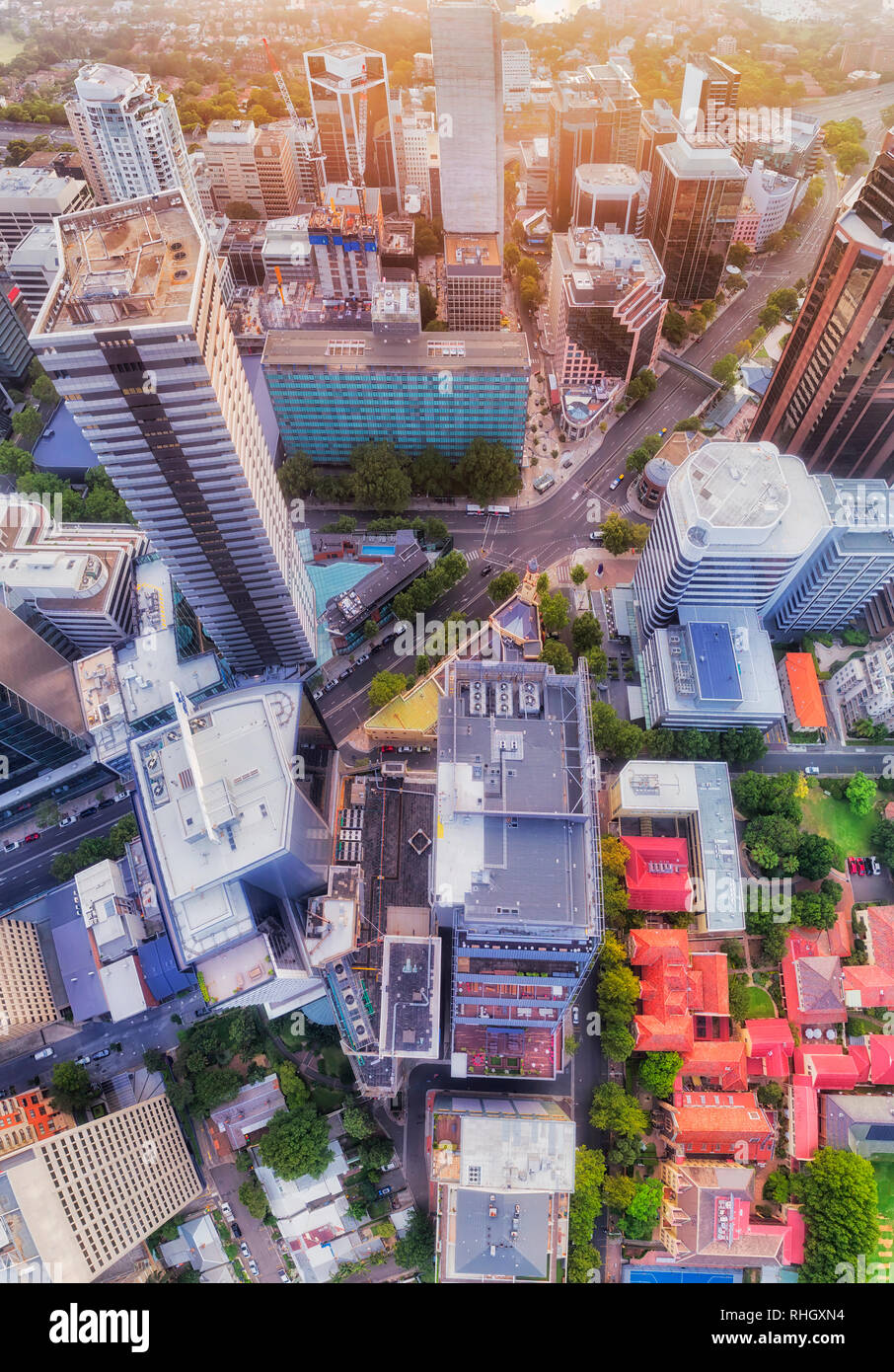 Luftbild Von Oben Nach Unten Uber Die Vertikale Panorama Hochhaus Wolkenkratzer Turme Von Modernen Stadtebaulichen Megapolis Stadt Cbd Mit Highway Strassen Und Wege Und Dach Stockfotografie Alamy