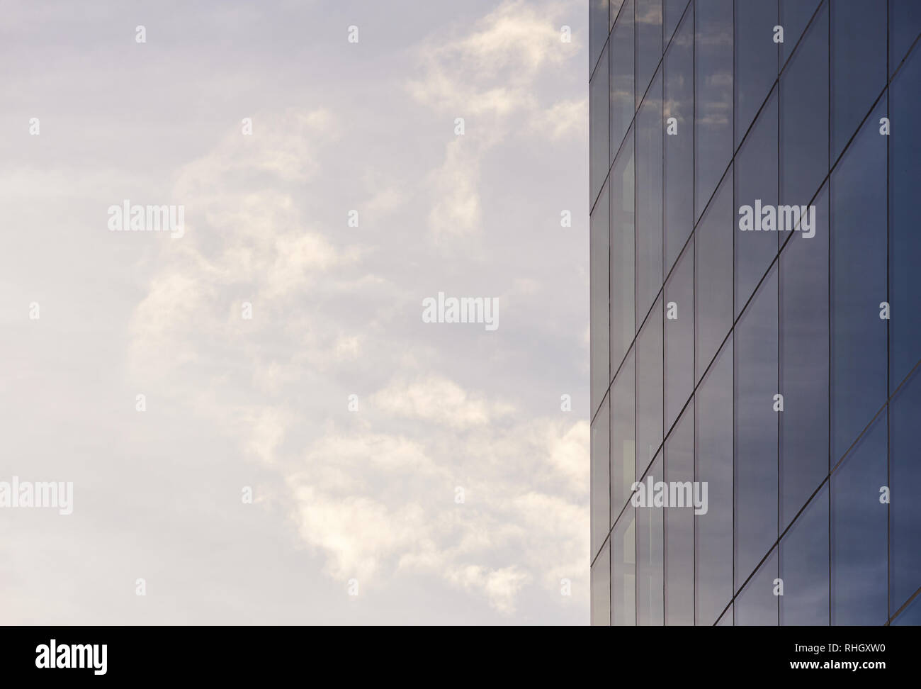 Windows von Gebäude mit Reflexionen von Himmel auf es Stockfoto