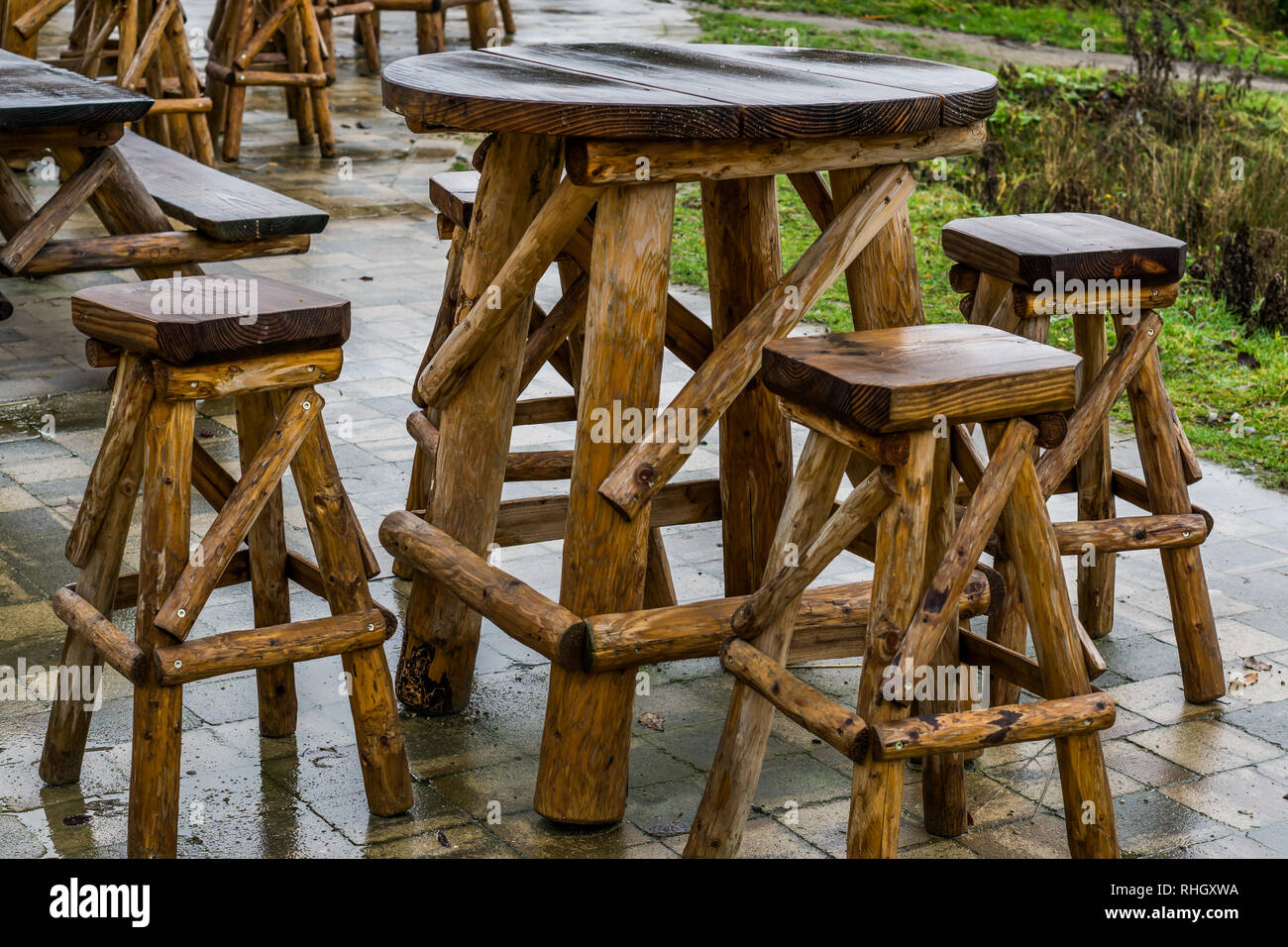 Leere Holztisch Mit Bar Krucken Garten Und Terrassenmobel