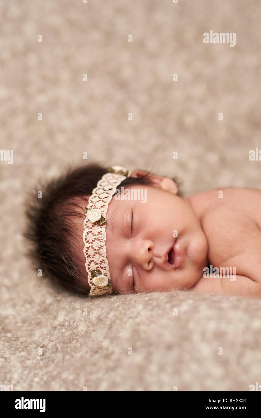 Close-up Portrait von schlafenden Neugeborenes Baby auf weiche Decke mit Kopie Raum Stockfoto
