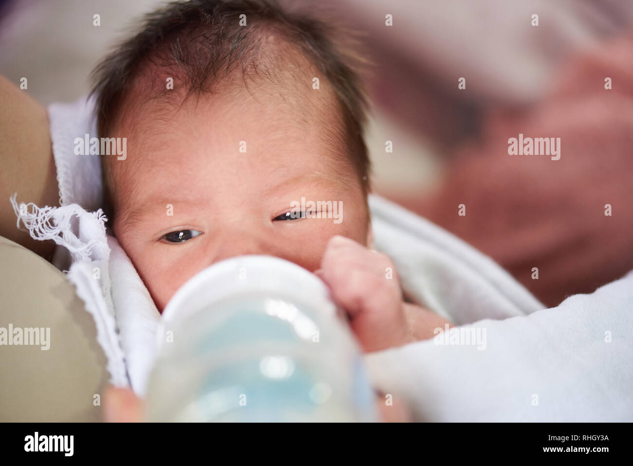 Portrait von Neugeborenen trinken Milch aus Kunststoff Flasche Stockfoto