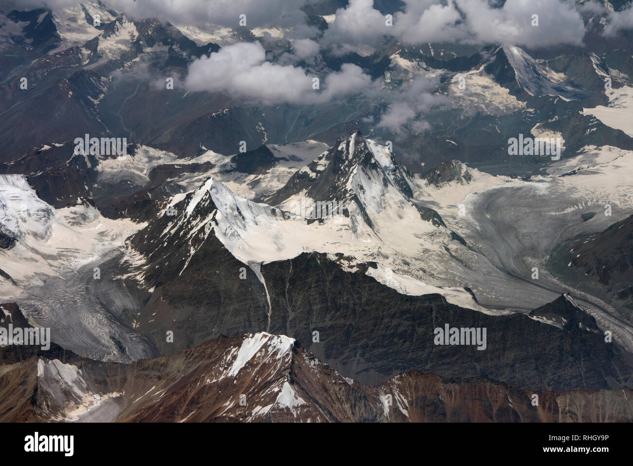 Bergspitzen des Himalaya Kette, Wolken, Bild von einem Flugzeug  Stockfotografie - Alamy