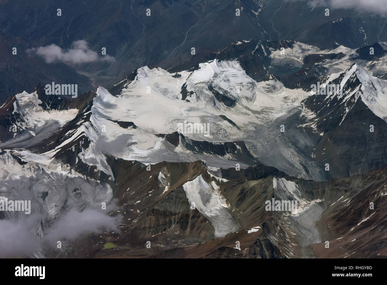 Der Zirkus von Mountain Gletscher, einer riesigen natürlichen Dickicht mit Eis und Schnee auf der Oberseite der Ridge, alpine Anstiege. Stockfoto