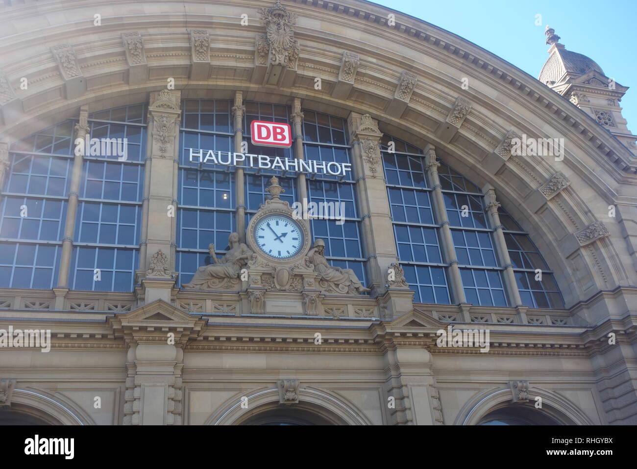 Die attraktive Fassade des Haupteingangs zum Frankfurter Hauptbahnhof aus dem 19. Jahrhundert. Stockfoto