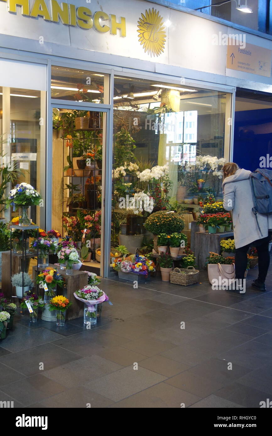 Eine Dame sucht Blumen außerhalb einer Blumenladen im Frankfurter