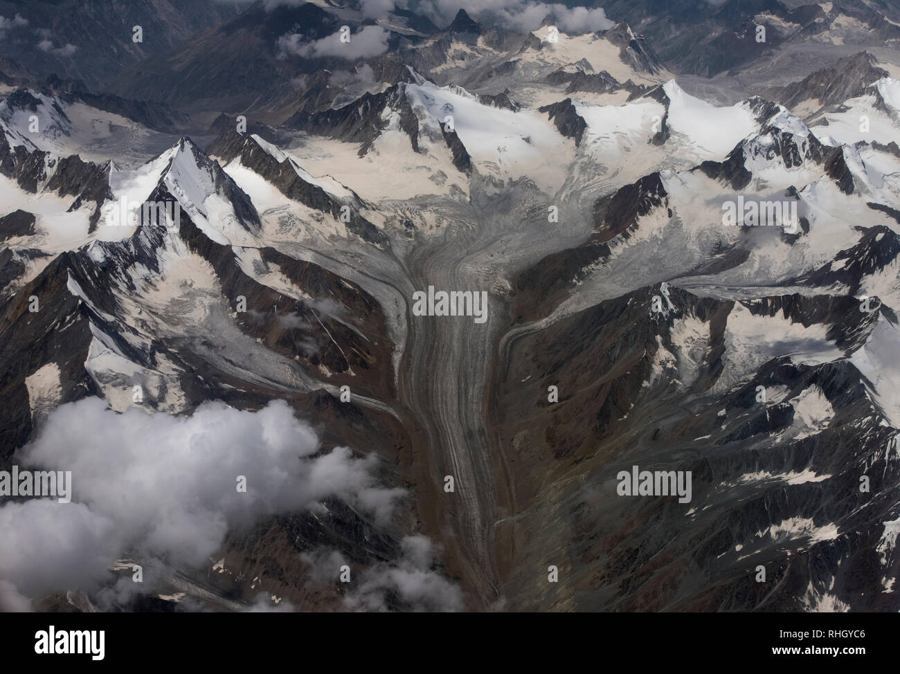 Riesige Gletscher, Hubschrauber Fotografie: der Körper des Gletschers ähnelt einem riesigen weißen Baum, den Himalaya. Stockfoto
