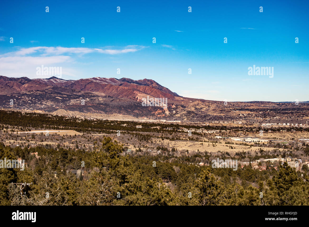 Blick nach Westen von Colorado Springs, Colorado an einem Wintertag in Richtung der Rocky Mountain Foothills Stockfoto
