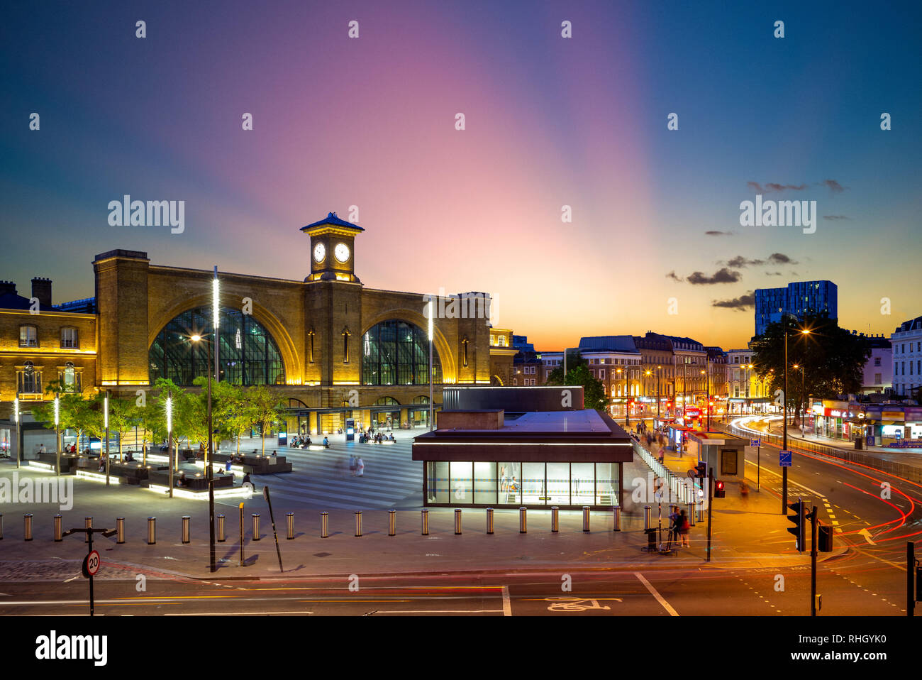 Nachtansicht von King's Cross Station in London, Großbritannien Stockfoto