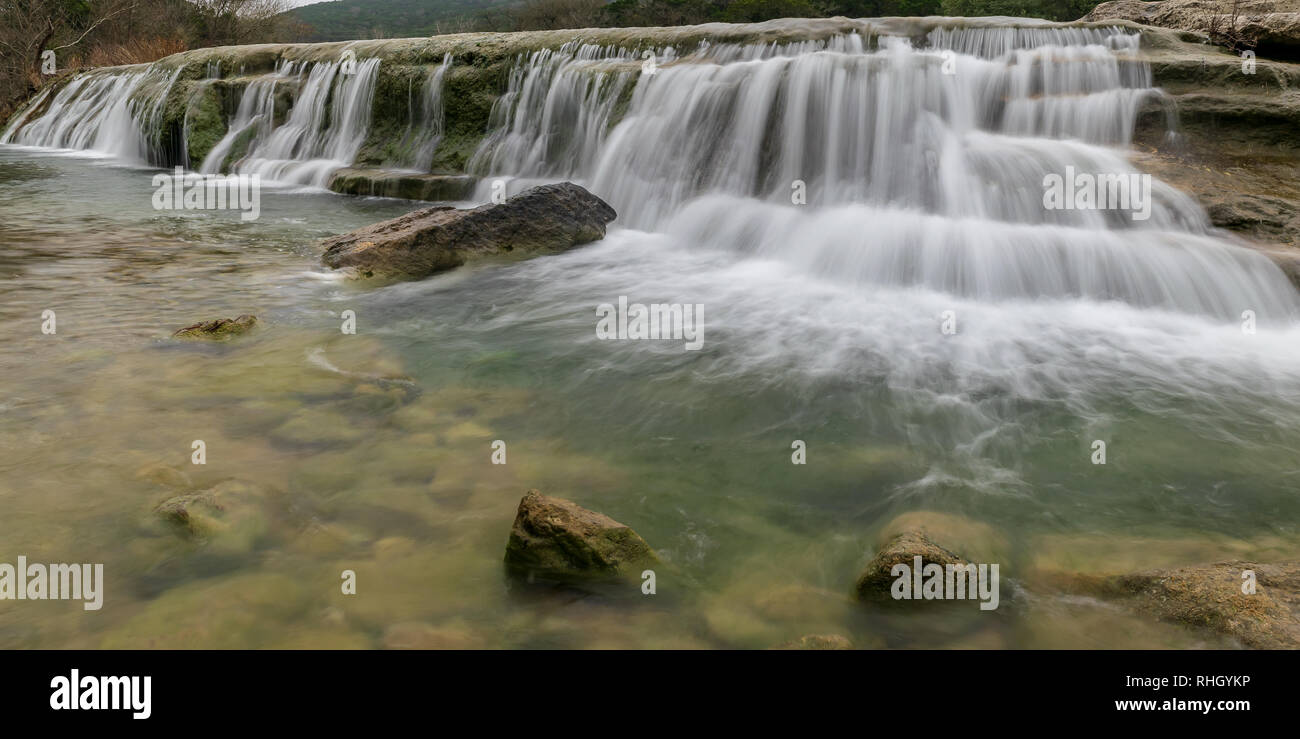 Schönen Wasserfällen, Hundefreundlich Wanderwege, und das kristallklare Schwimmbad Löcher sind, warum die Einheimischen in Austin, TX, oft die Bull Creek Greenbelt besuchen. Stockfoto