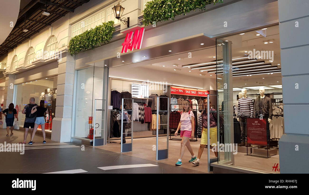 Chon Buri, Thailand - Dezember 21, 2018: Außenansicht von H&M Geschäft mit Kunden, Stift 21 Pattaya Branch. Stockfoto
