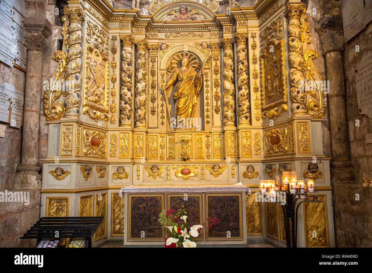 Der Altar der Abbaye de Sainte-Foy in Conques Die malerische französische Dorf Conques. Stockfoto