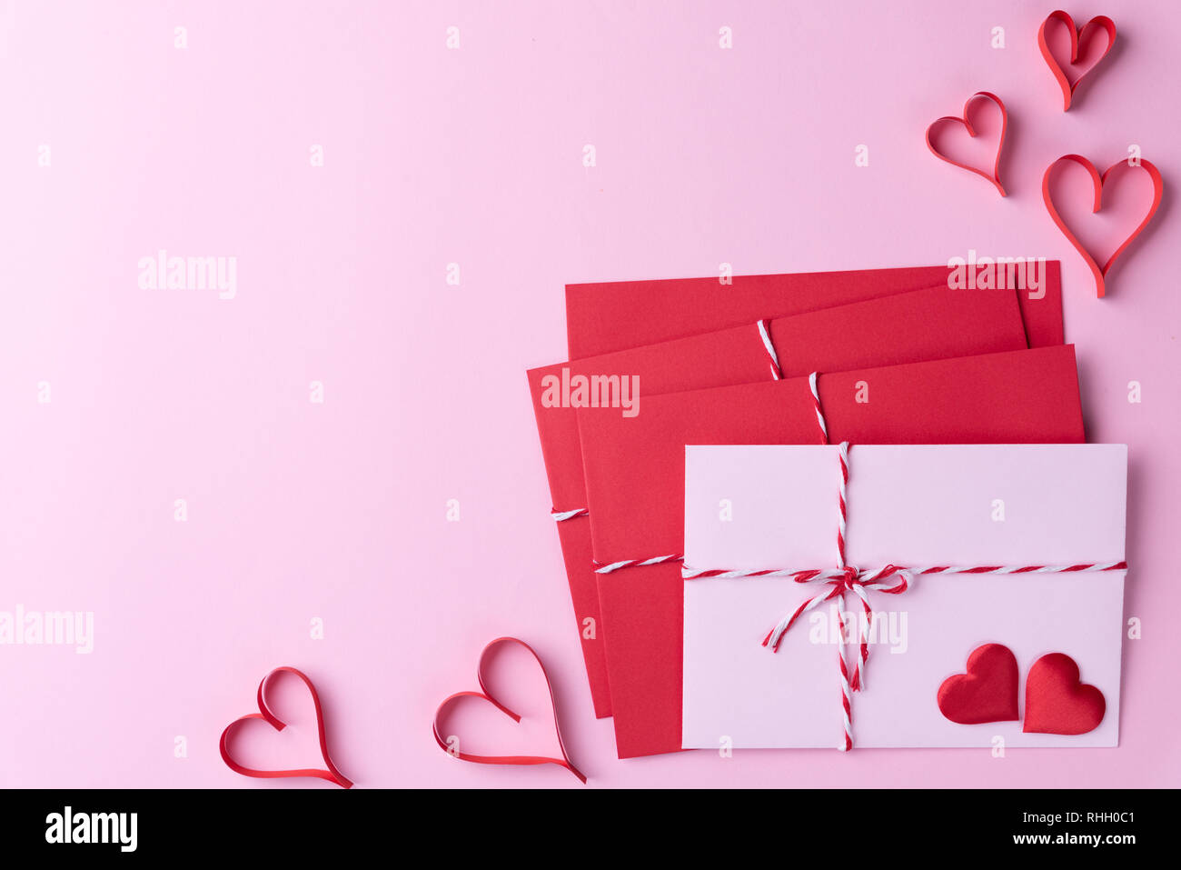 Valentines Tag und liebe Konzept. Rotes Herz und rot rosa Anschreiben auf rosa Hintergrund. Stockfoto