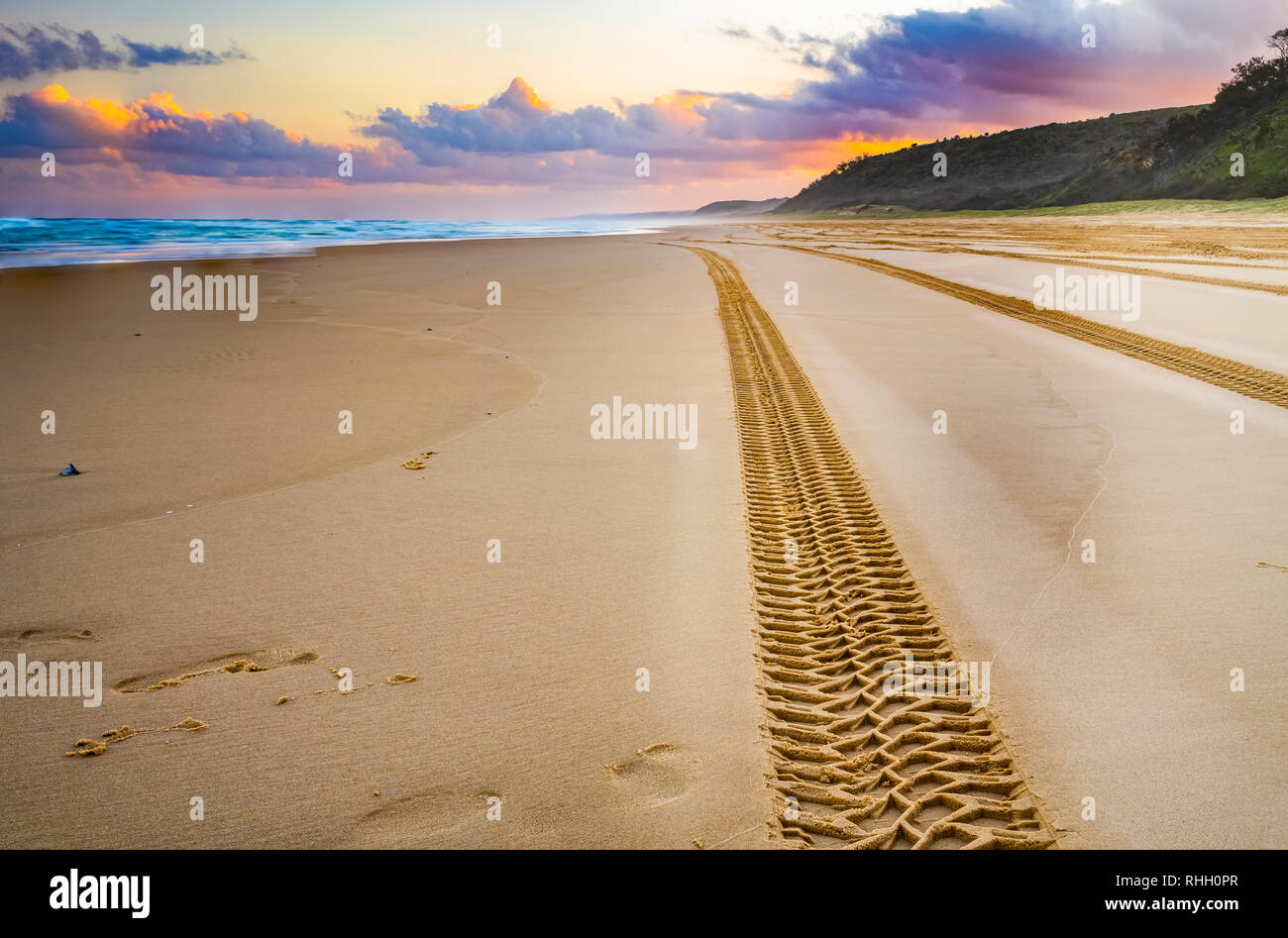 Reifenspuren an einem einsamen Strand in der Nähe von Double Island in Queensland, Australien Stockfoto