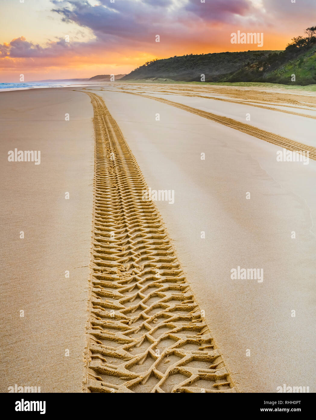 Reifenspuren an einem einsamen Strand in der Nähe von Double Island in Queensland, Australien Stockfoto