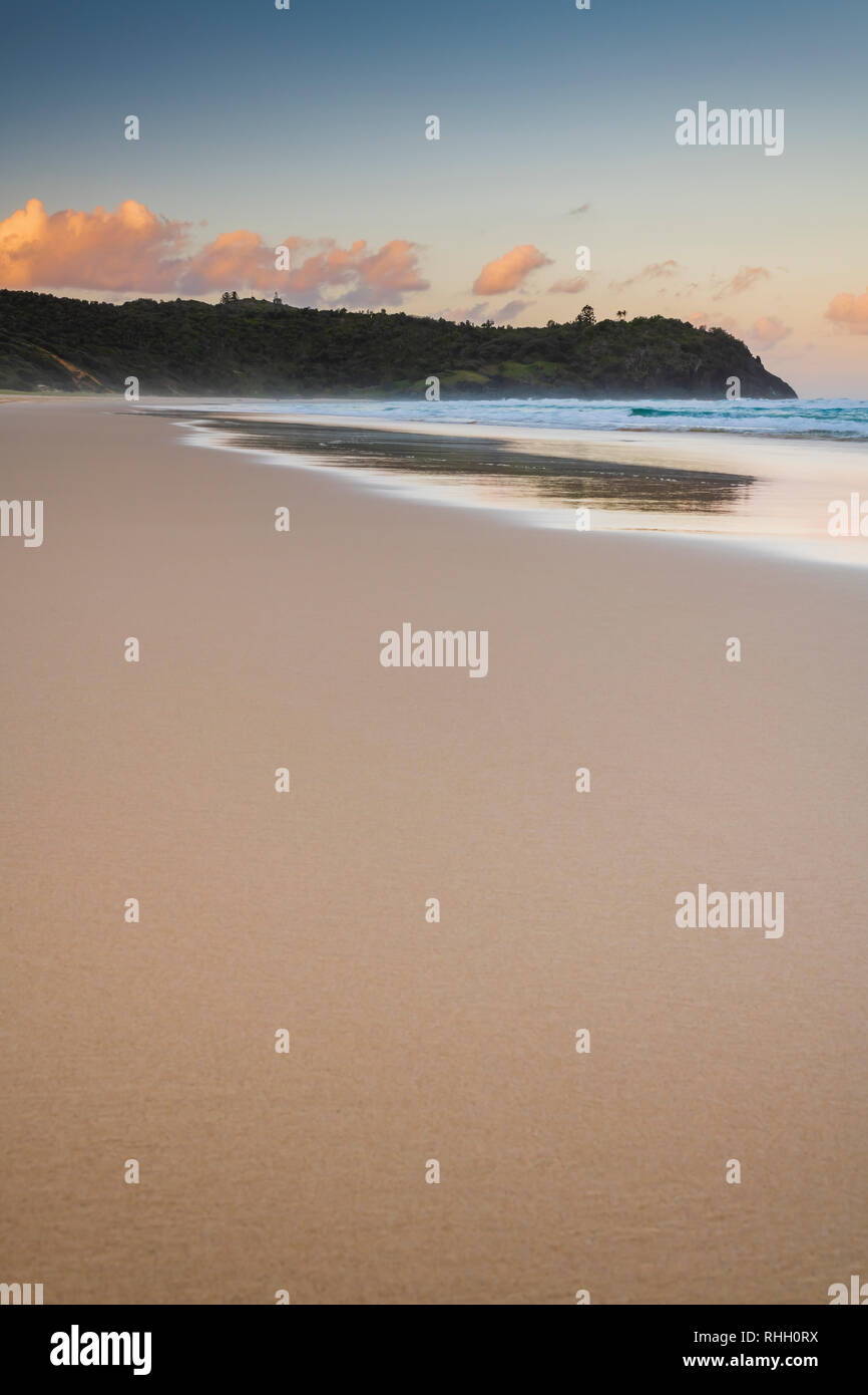 Reflexionen und klare Sandstrand in der Nähe von Double Island Point und Noosa North Shore in Queensland, Australien Stockfoto