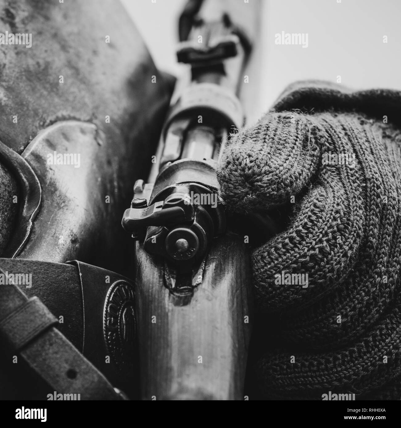 Ein Gewehr in den Händen eines deutschen Soldaten in der Nähe auf einem Schwarz-Weiß-Foto. Weltkrieg II. Stockfoto