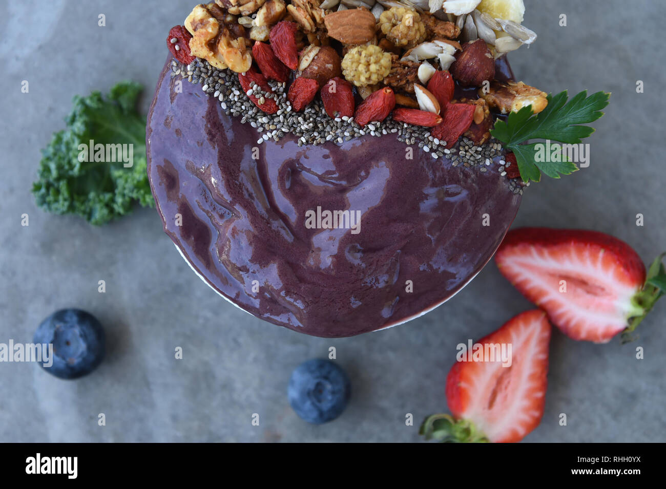 Acai Berry Obstschale unterstützen eine rohe, vegane Ernährung. Stockfoto