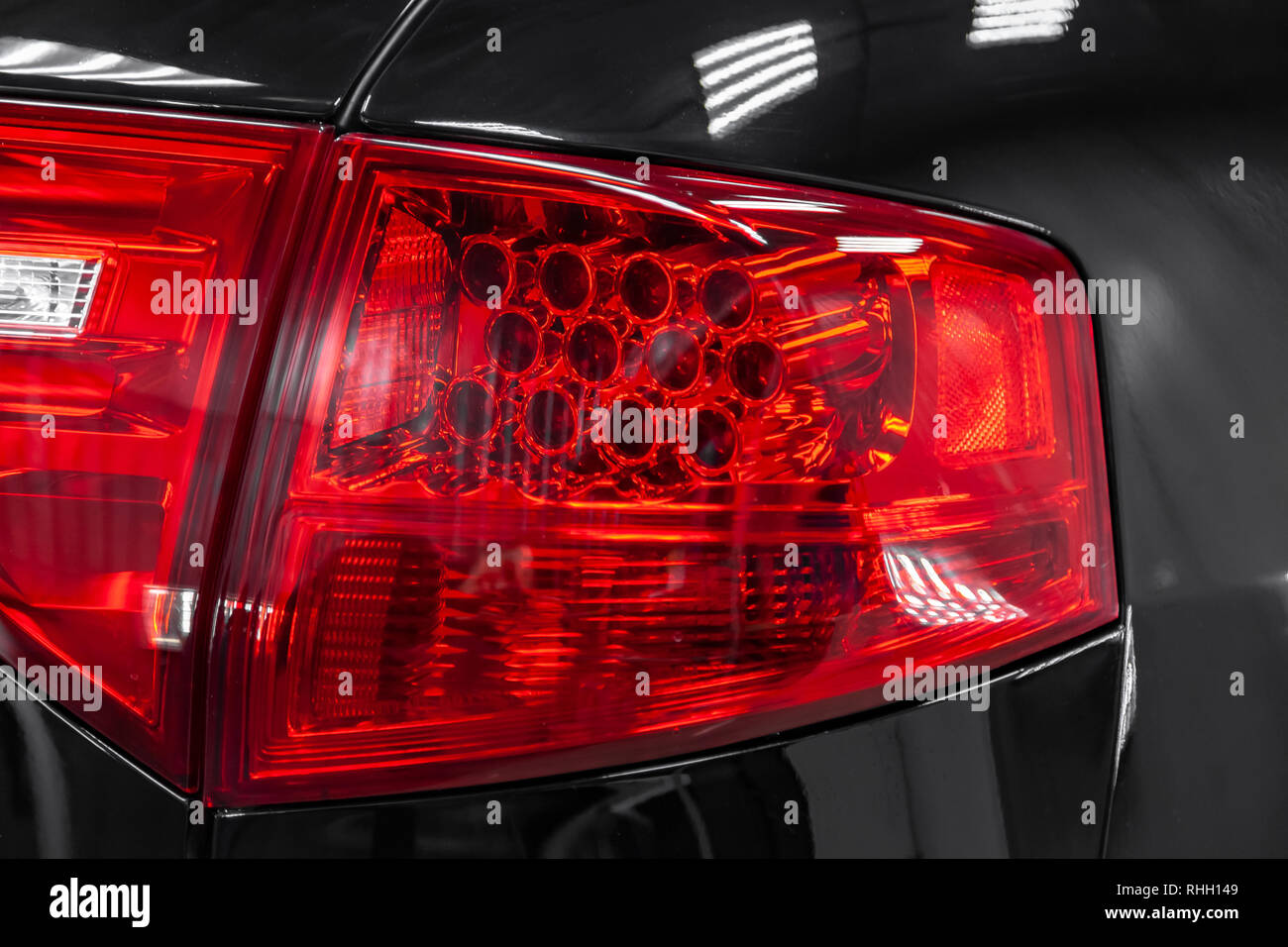 Close-up auf der hinteren LED-Bremslicht von roter Farbe auf einem  schwarzen Auto in der Rückseite eines SUV nach dem Reinigen, Polieren und  Detaillierung Stockfotografie - Alamy