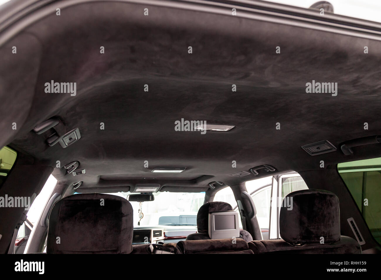 Die Decke der SUV-Auto von Schwarz weiches Material alkantara in der  Werkstatt für Tuning und Styling der Innenraum Stockfotografie - Alamy