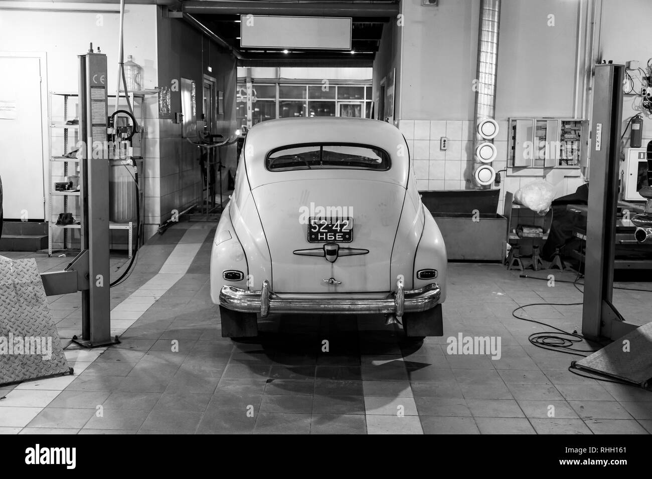 Nowosibirsk, Russland - 13.30.19: Russische Klassiker Oldtimer GAZ M20 Pobeda Teil der Geschichte einer Werkstatt in gutem Zustand hinten Schwarzweiß-Anzeigen Stockfoto